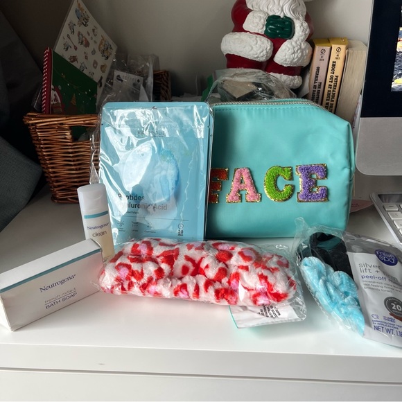 Gift Cosmetic Bundle- cosmetics, makeup bag - Picture 1 of 7